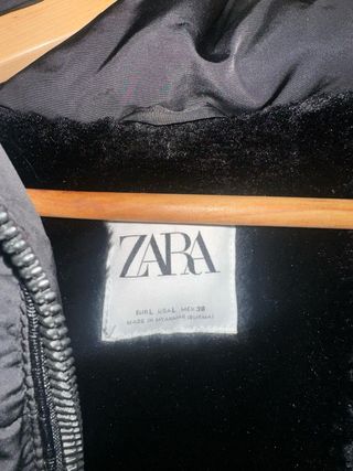 Chaqueta Zara Negra con Capucha y Cinturón