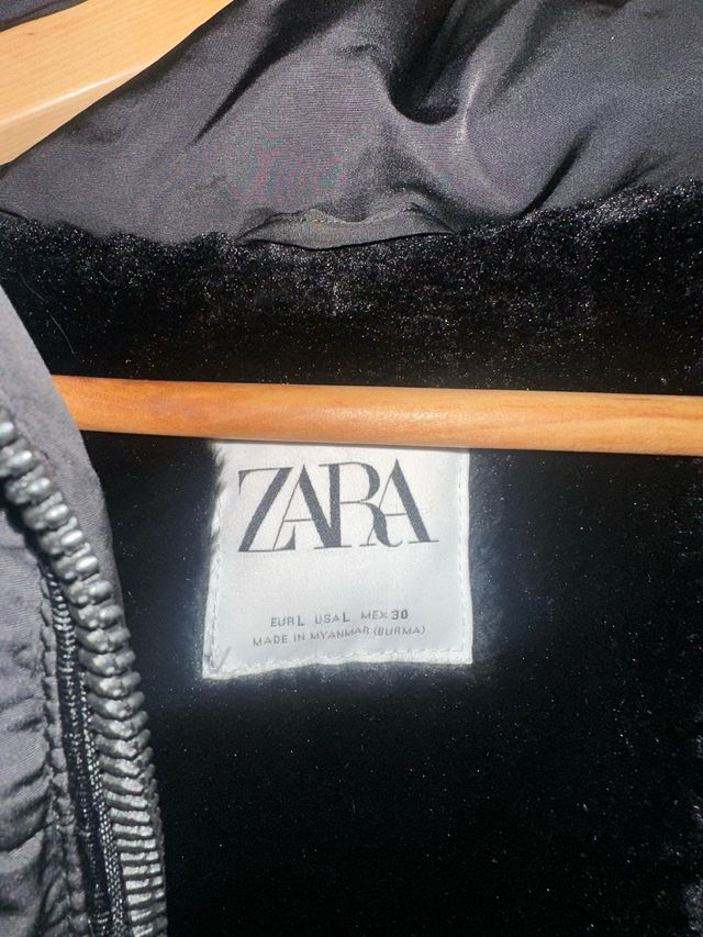 Chaqueta Zara Negra con Capucha y Cinturón