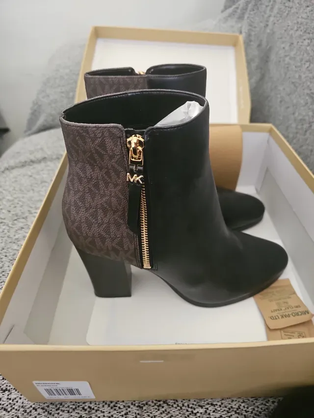 Botines Michael Kors Negros y Marrones