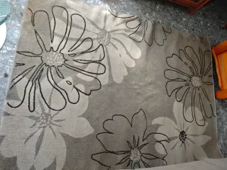 Alfombra floral gris y blanca