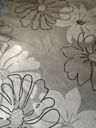 Alfombra floral gris y blanca