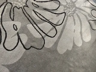 Alfombra floral gris y blanca