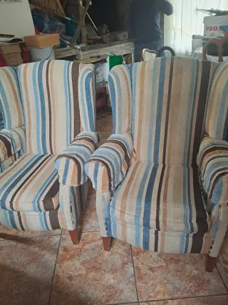 Dos butacas de tela con patas de madera