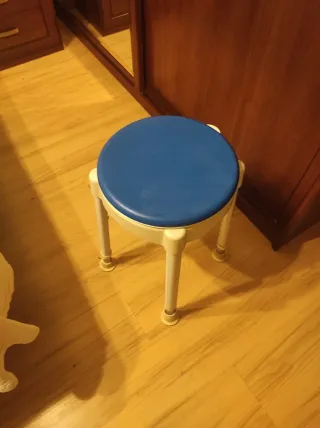 Silla de baño giratorio azul y blanco