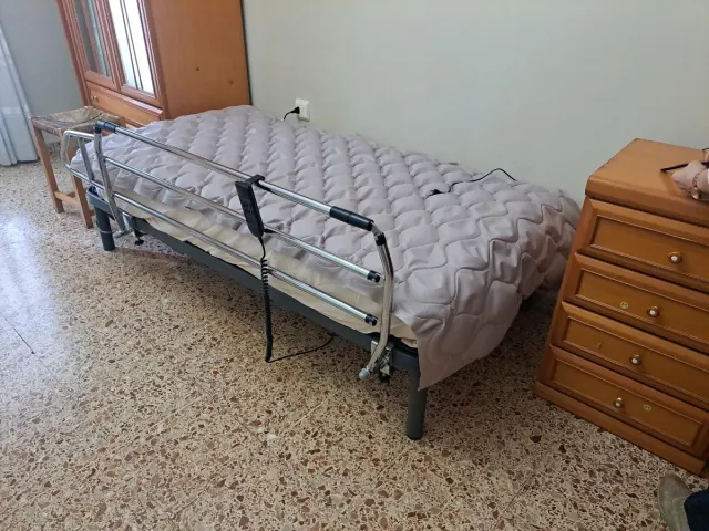 Cama articulada y colchón antiescaras