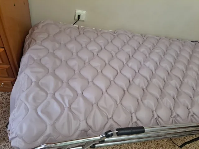 Cama articulada y colchón antiescaras