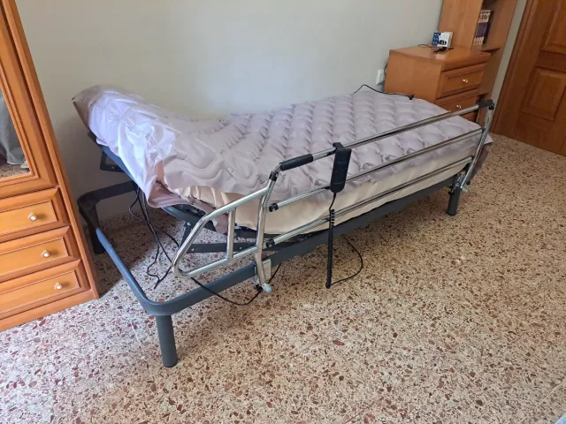 Cama articulada y colchón antiescaras