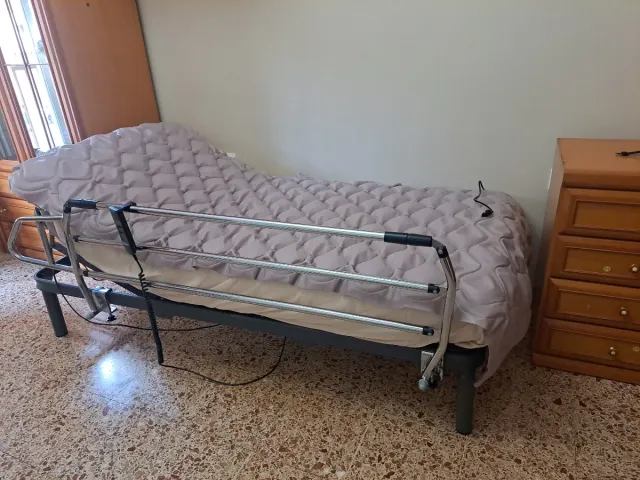 Cama articulada y colchón antiescaras