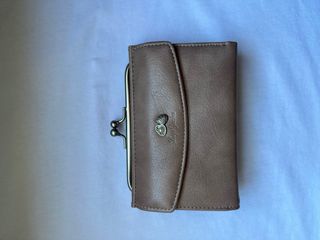 Cartera de mano con cierre de clip