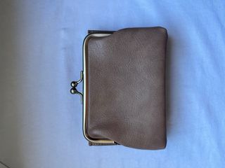 Cartera de mano con cierre de clip