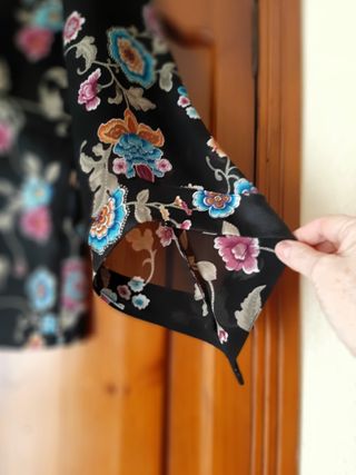 Blusa tipo Kimono floral negra