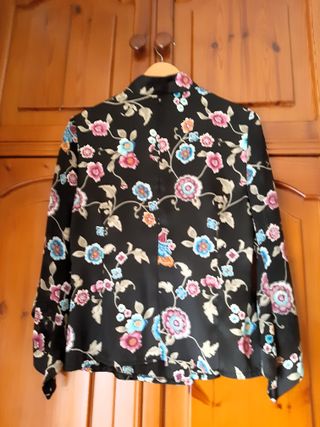 Blusa tipo Kimono floral negra