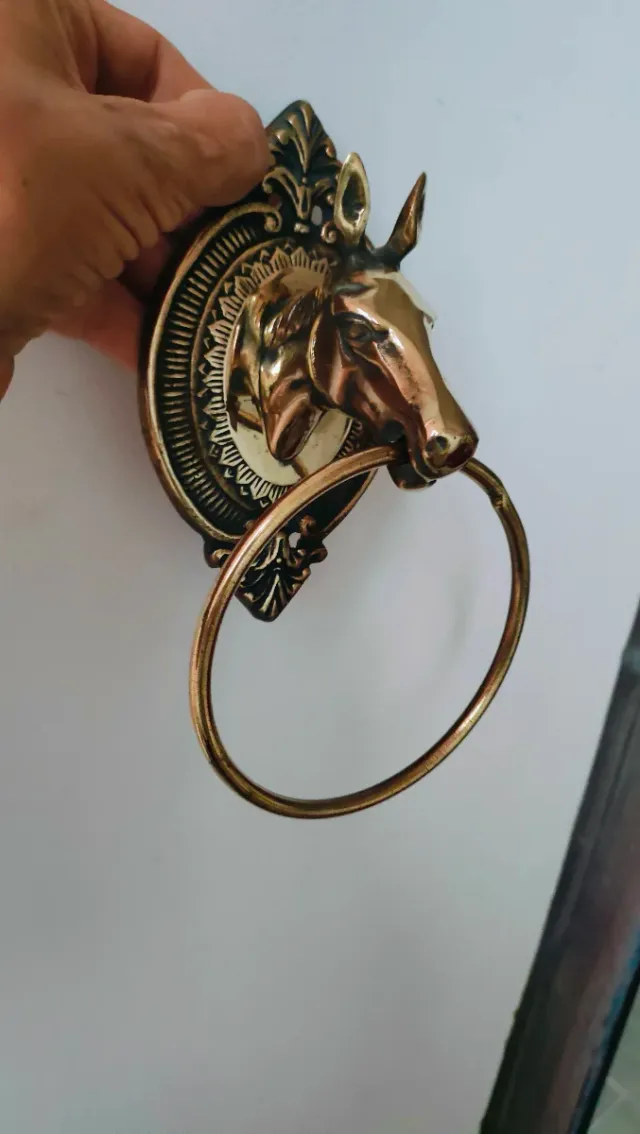 Toallero laton diseño cabeza de caballo