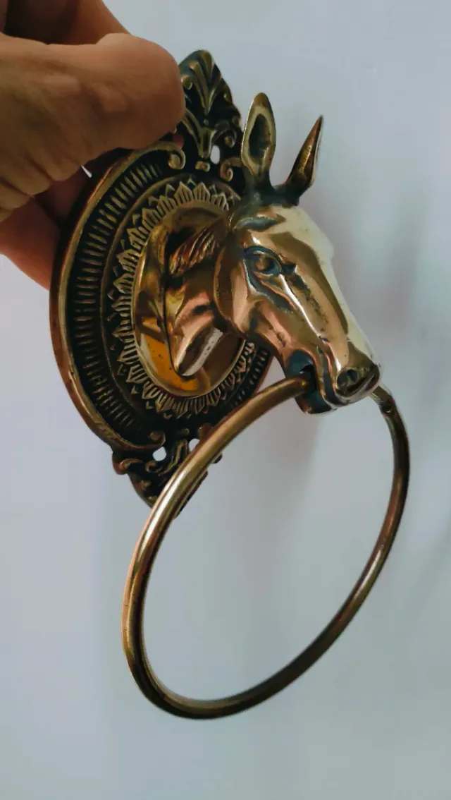 Toallero laton diseño cabeza de caballo