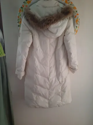 Piumino lungo beige con cappuccio