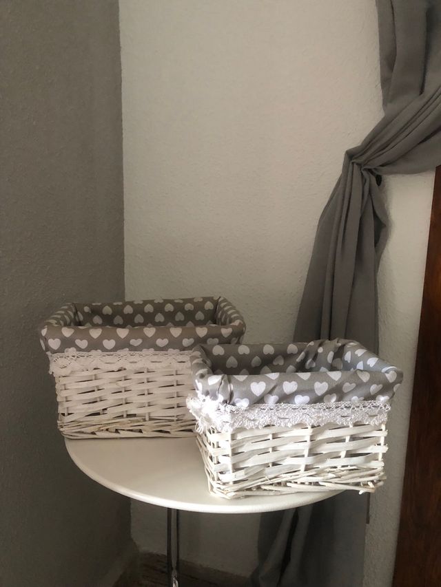 Cestas de mimbre con forro de corazones