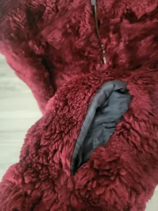 Pelliccia rossa con cappuccio