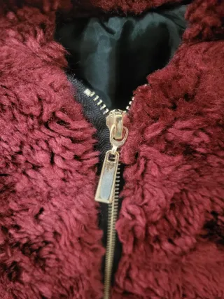 Pelliccia rossa con cappuccio