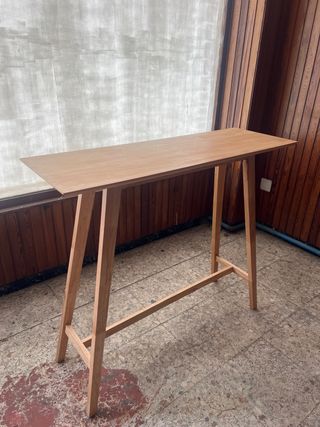 Dos taburetes altos y mesa alta SKLUM