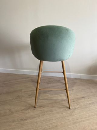 Dos taburetes altos y mesa alta SKLUM