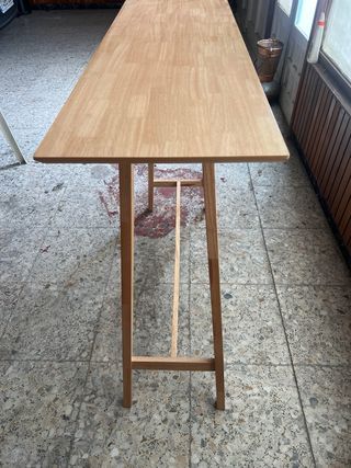 Dos taburetes altos y mesa alta SKLUM