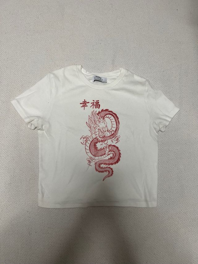 Camiseta corta blanca dragón del Bershka