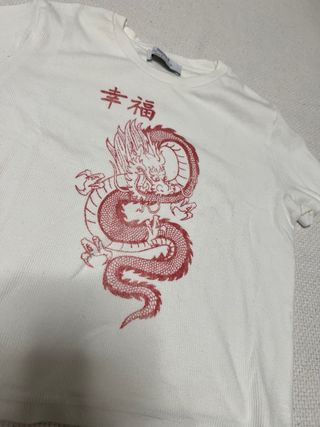 Camiseta corta blanca dragón del Bershka