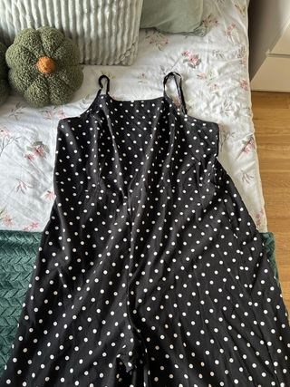 Mono negro con lunares blancos