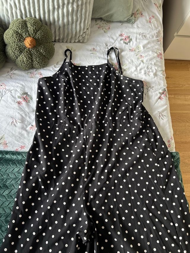 Mono negro con lunares blancos