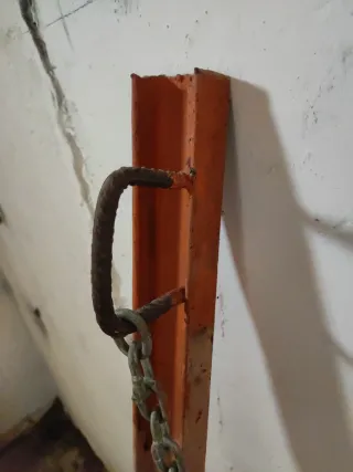 Postes, cadena y candado para finca