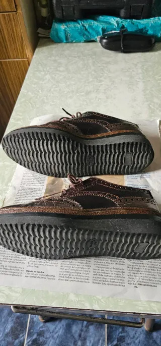 Zapatos de vestir marrones fuertes,con suela gorda