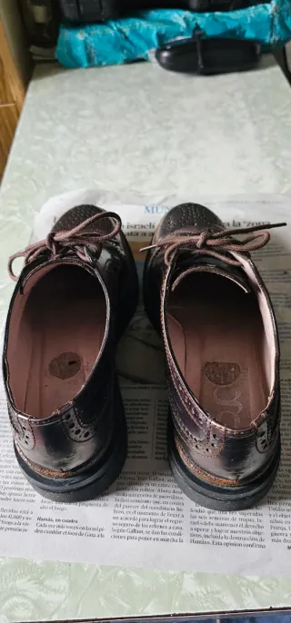 Zapatos de vestir marrones fuertes,con suela gorda