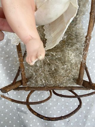 Figura Niño Jesús y Cuna Artesanal Antigua