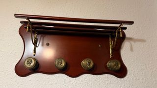 Perchero en madera y dorado