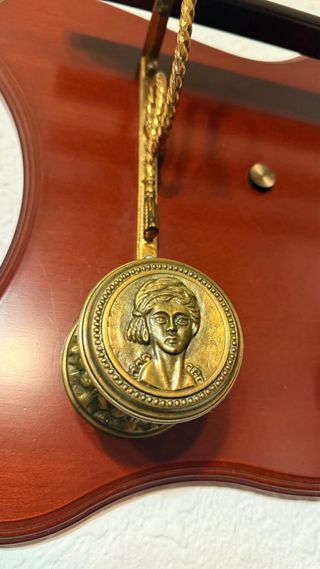 Perchero en madera y dorado