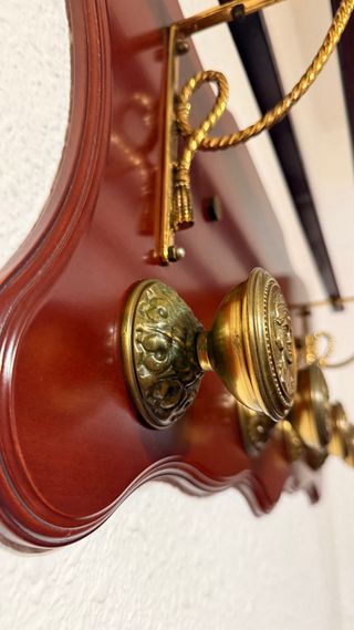 Perchero en madera y dorado