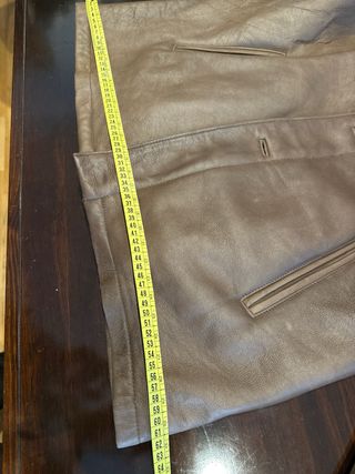 Chaqueta de cuero marrón con cuello de pelo