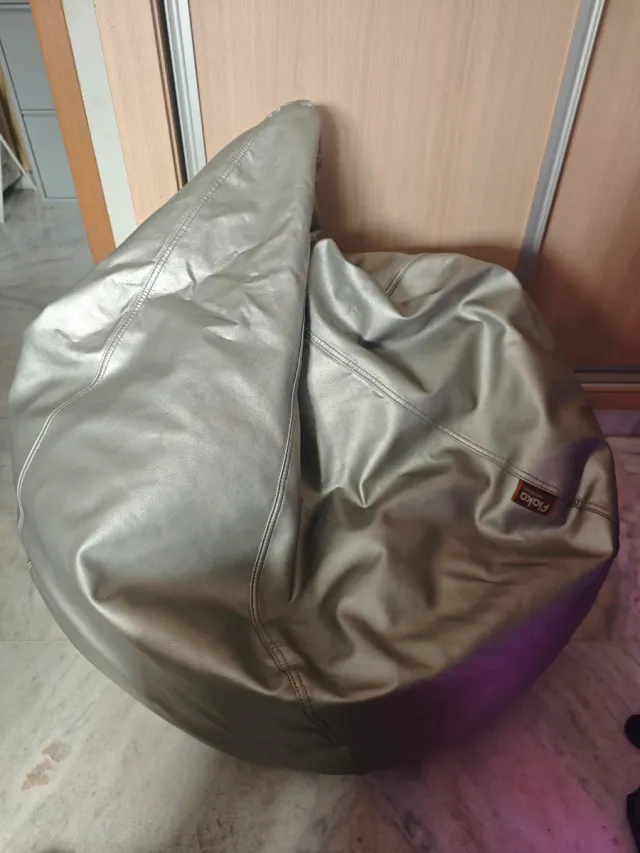 Puff pera fiaka cuero sintético plateado