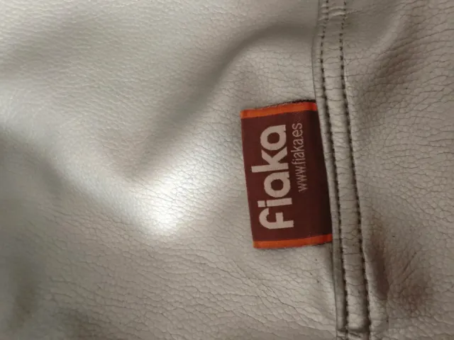 Puff pera fiaka cuero sintético plateado