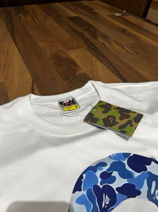 Camiseta BAPE Blanca Estampado Camuflaje Azul