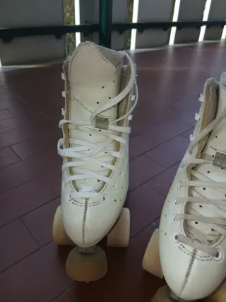 Pattini a rotelle bianchi