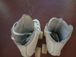 Pattini a rotelle bianchi