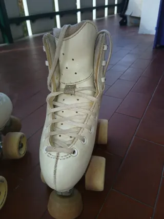 Pattini a rotelle bianchi