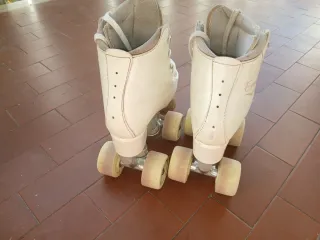 Pattini a rotelle bianchi
