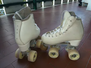 Pattini a rotelle bianchi