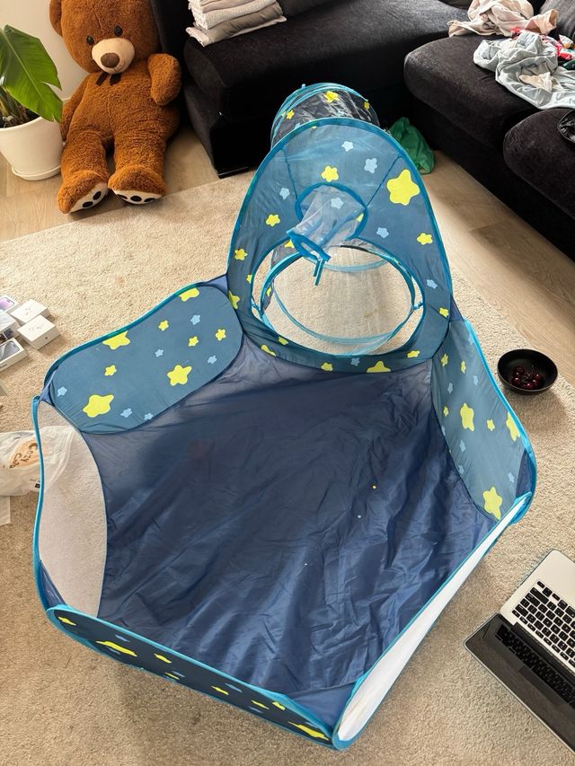 Zona de juegos infantil con túnel