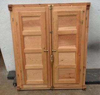 Ventana de madera con contraventana