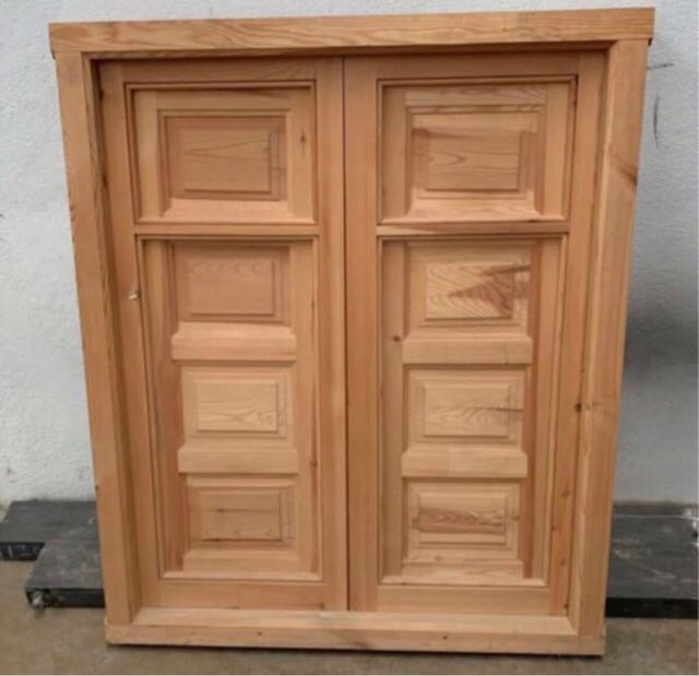 Ventana de madera con contraventana