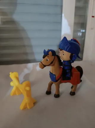 Caballero con caballo y obstáculos