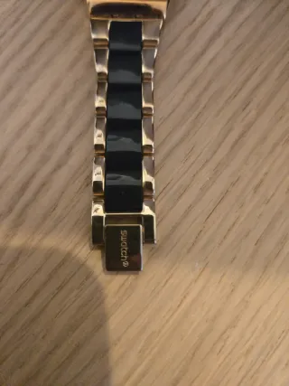 Reloj Swatch Mujer Negro y Dorado